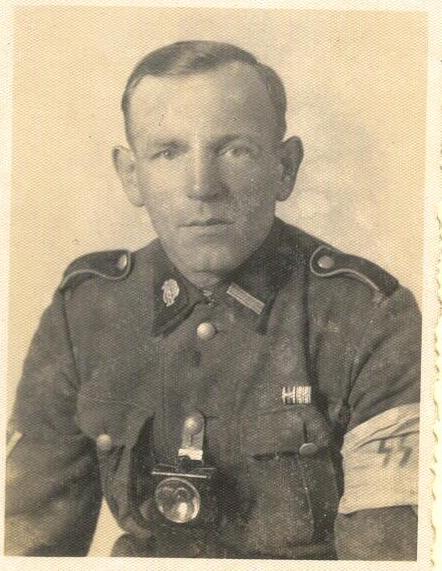 SS men prepare to shoot Jews stripped naked